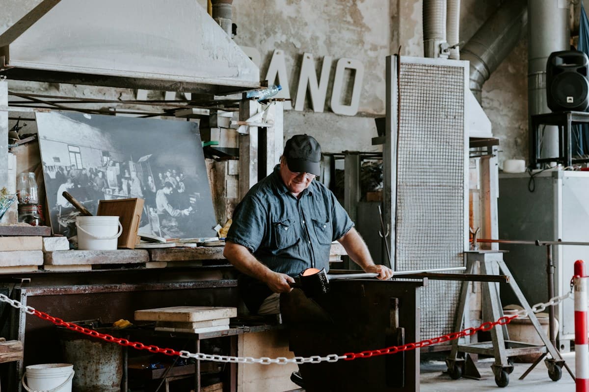 Artisan au travail dans son atelier de fabrication