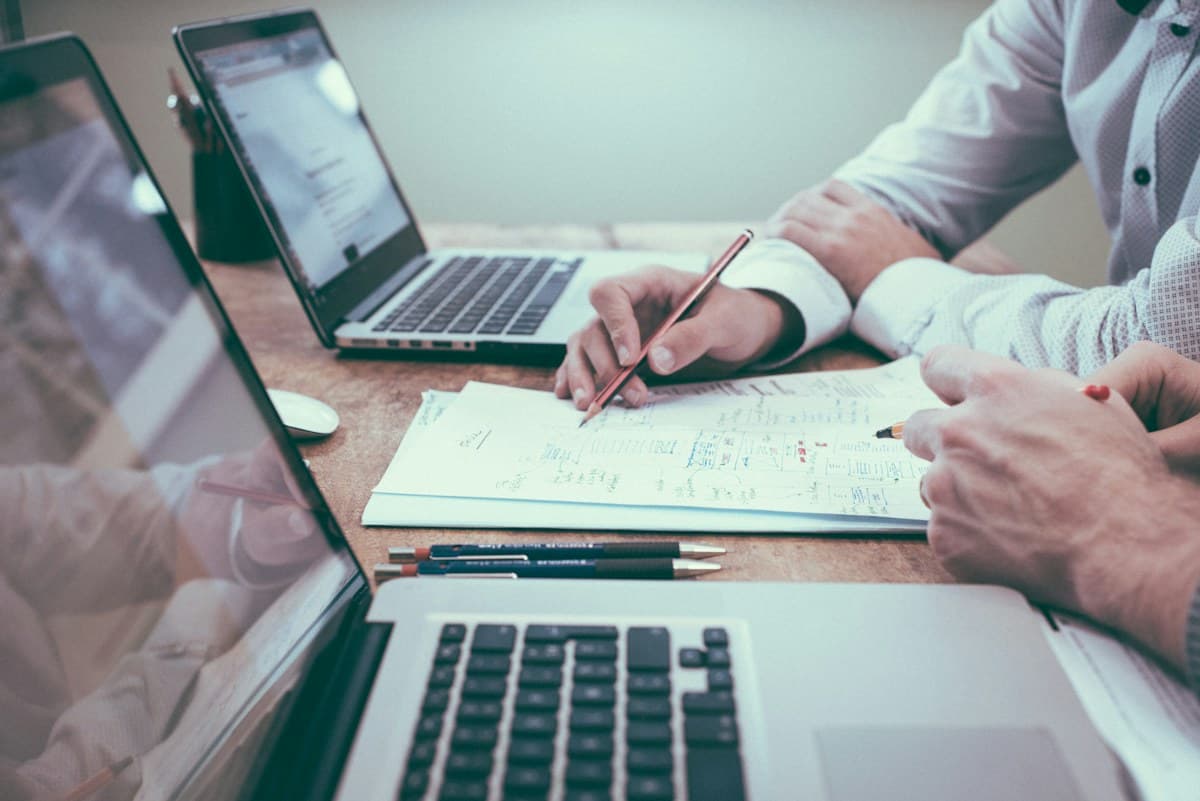 Examen de documents et de données financières sur un bureau