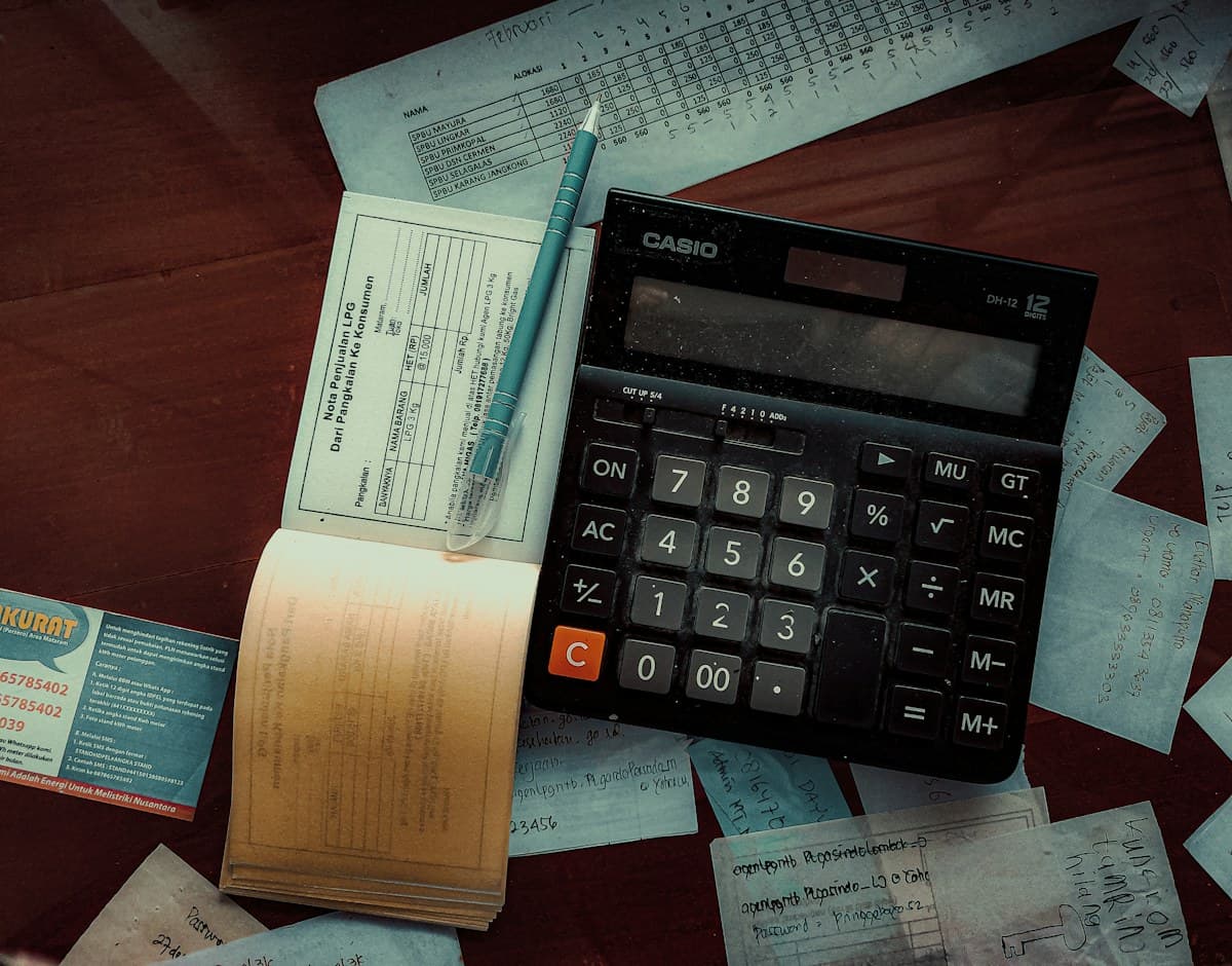 Calculatrice et pièces comptables sur un bureau