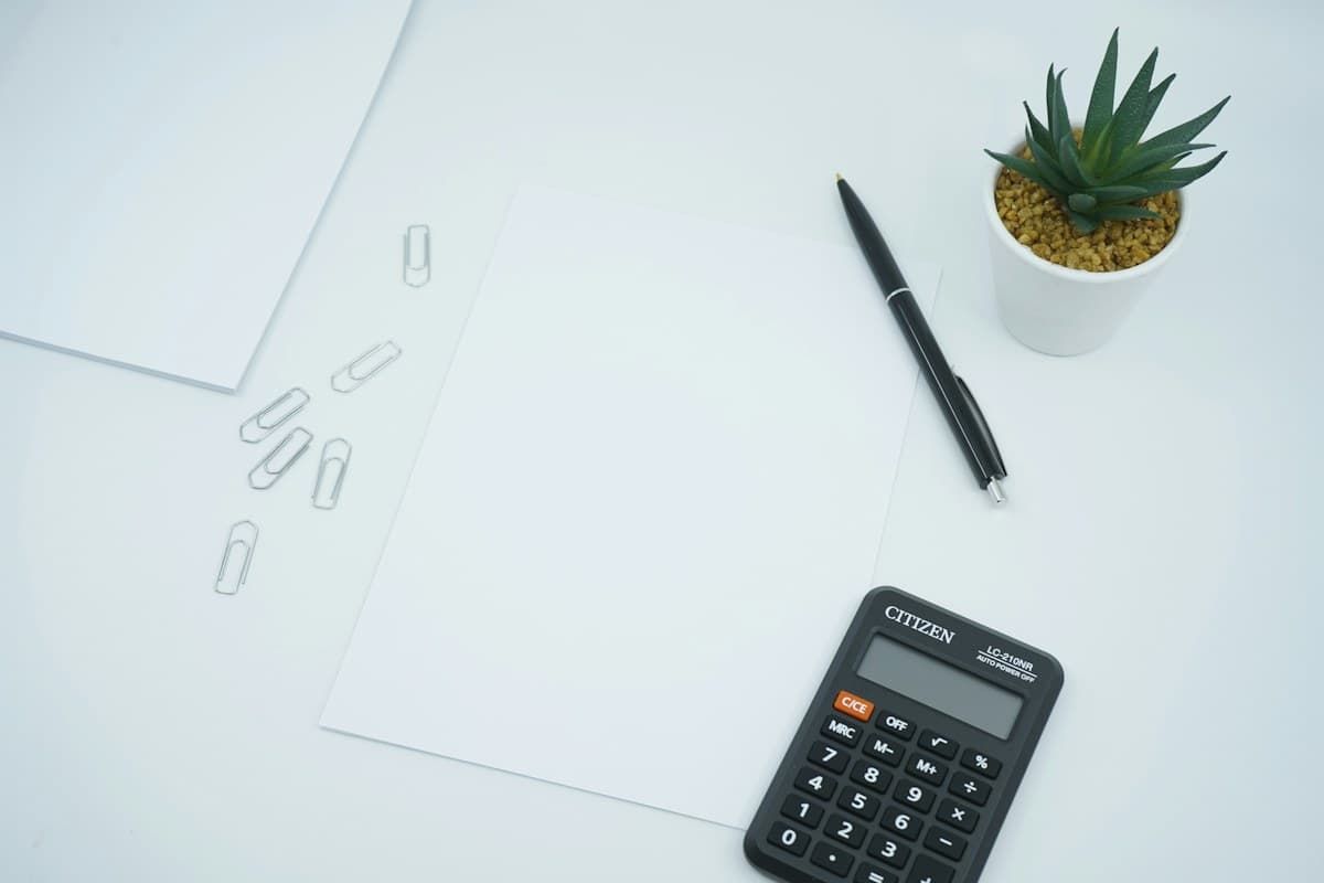 Documents, stylo et calculatrice pour préparer sa déclaration fiscale
