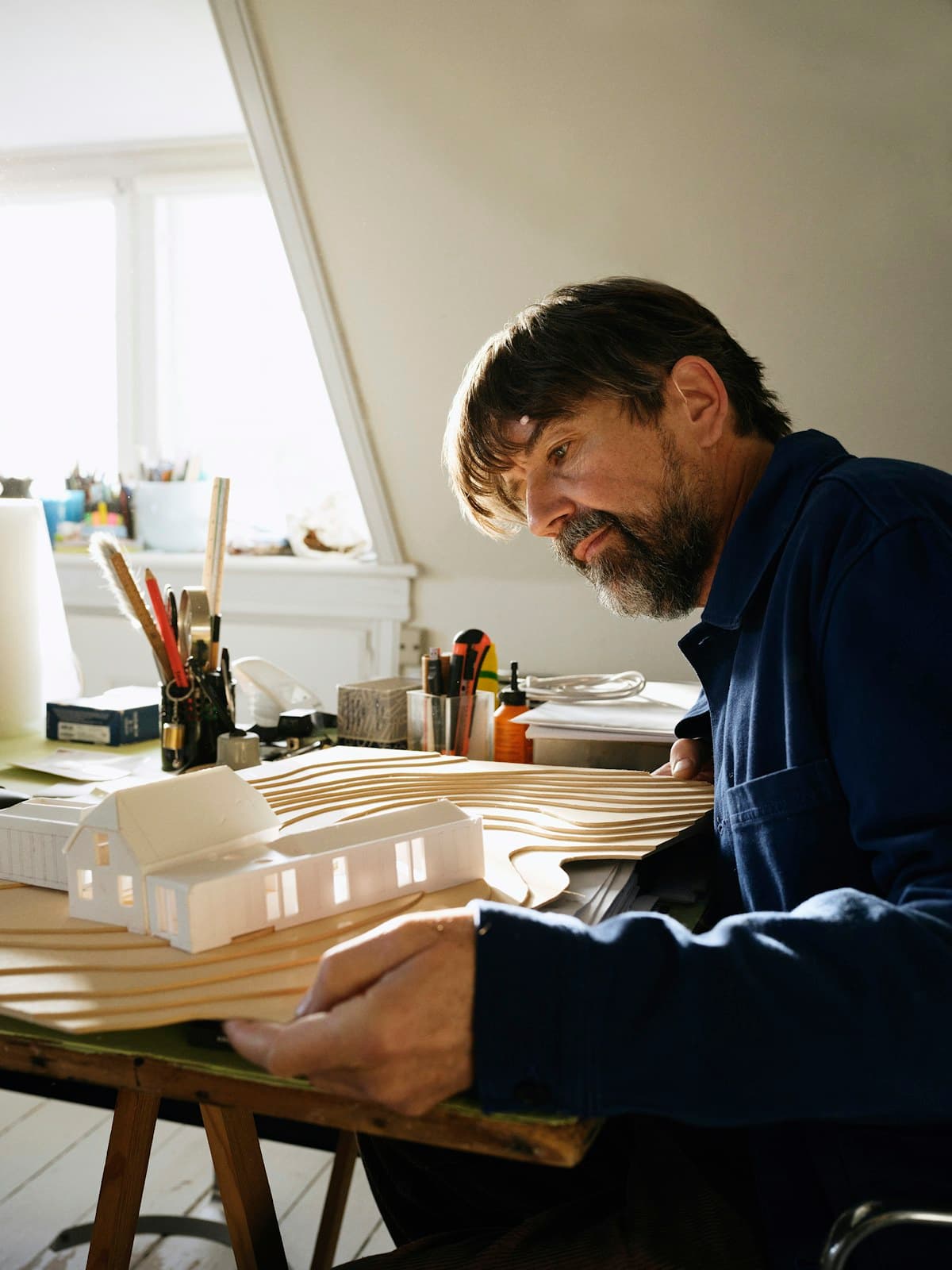 Architecte travaillant sur une maquette dans son atelier