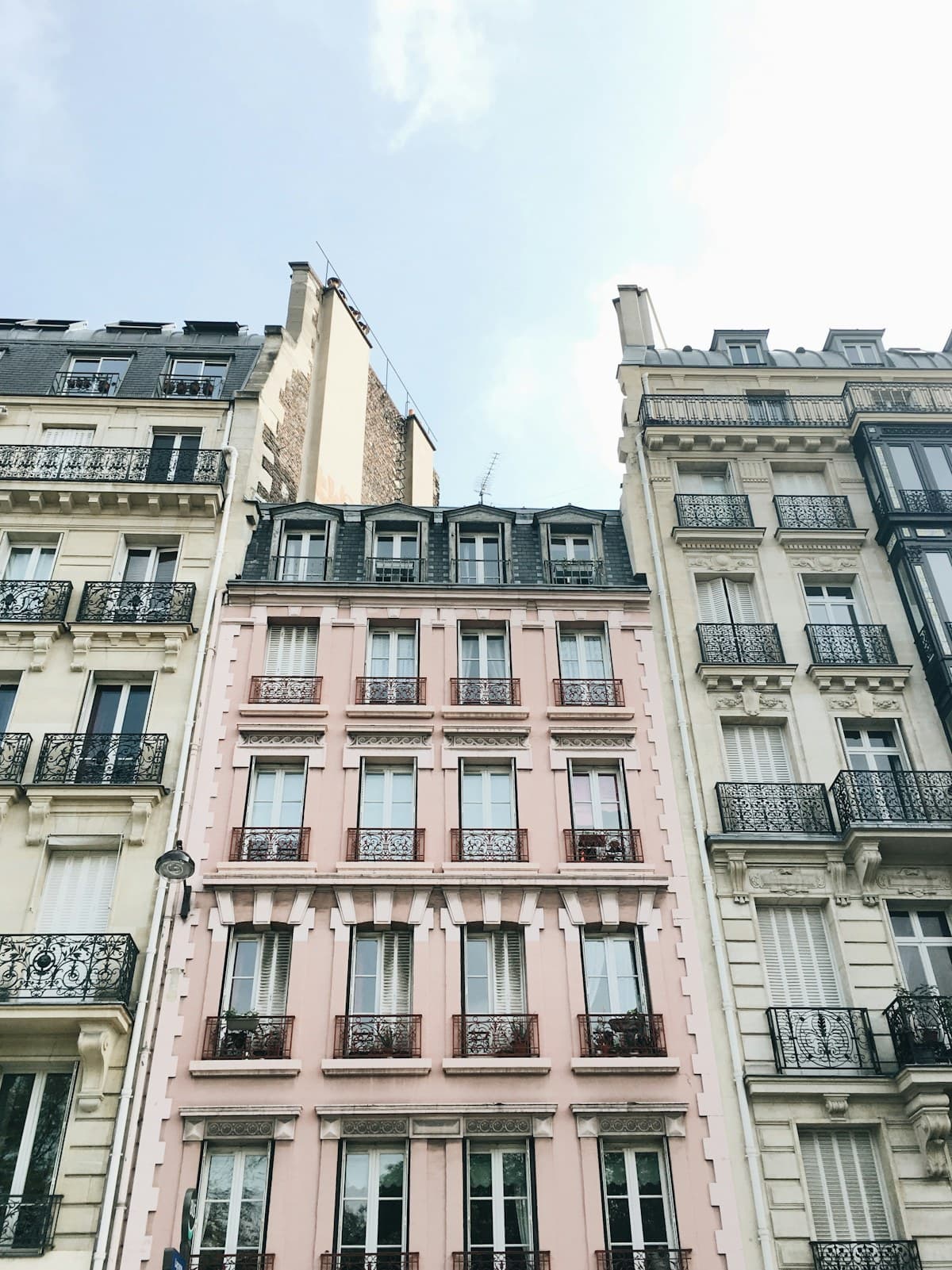 Façades d’immeubles résidentiels parisiens avec balcons