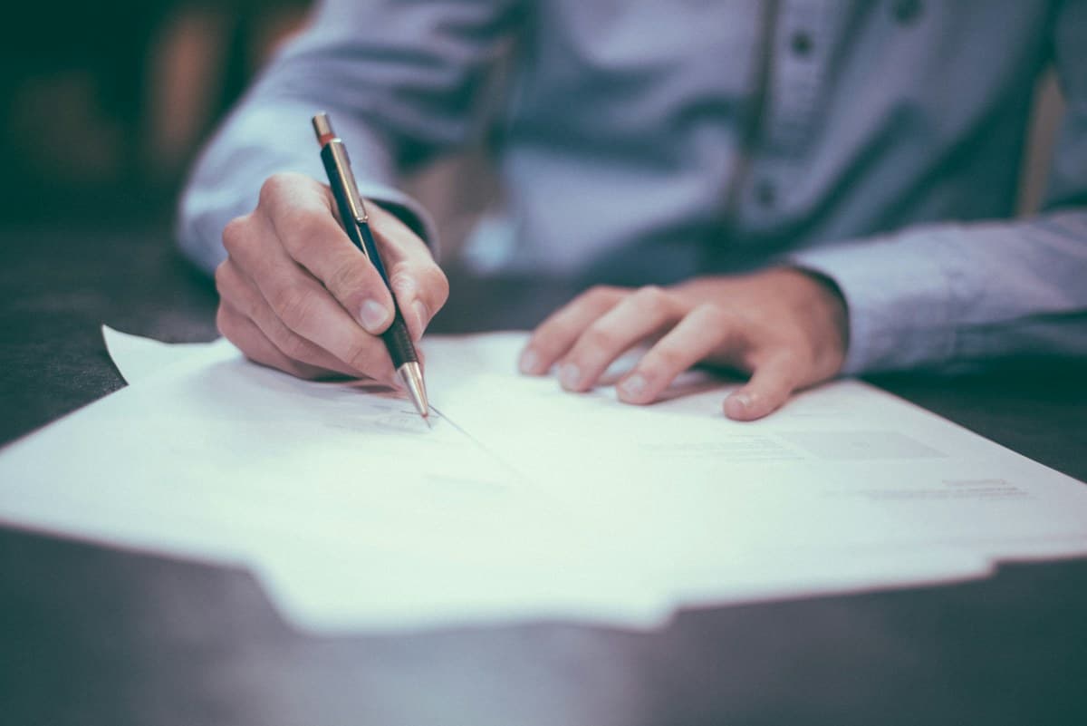 Signature de documents lors d’un rendez-vous professionnel