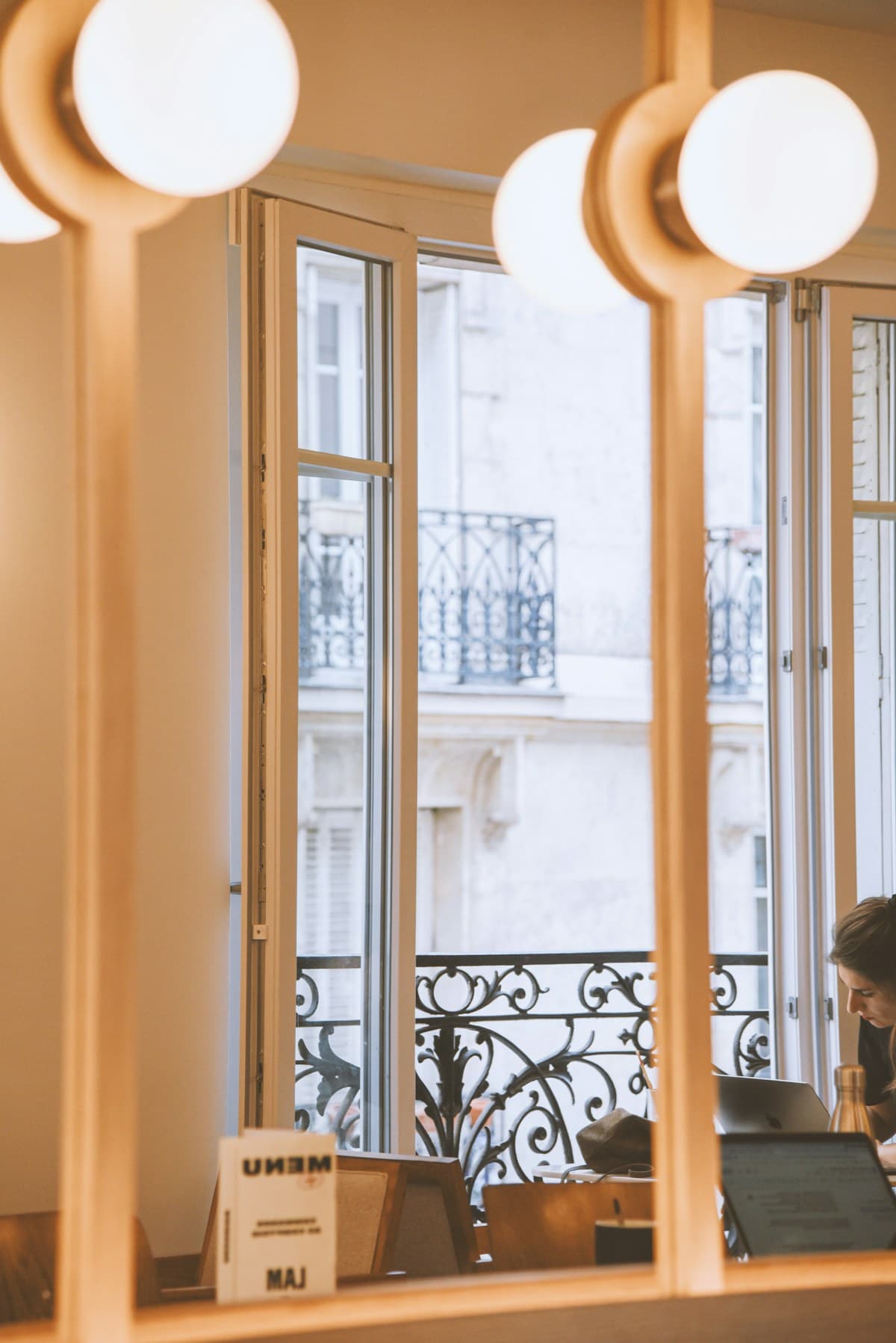 Vue sur les façades parisiennes depuis une fenêtre
