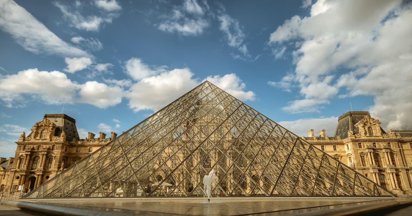 La pyramide du Louvre et ses façades parisiennes à la lumière du jour