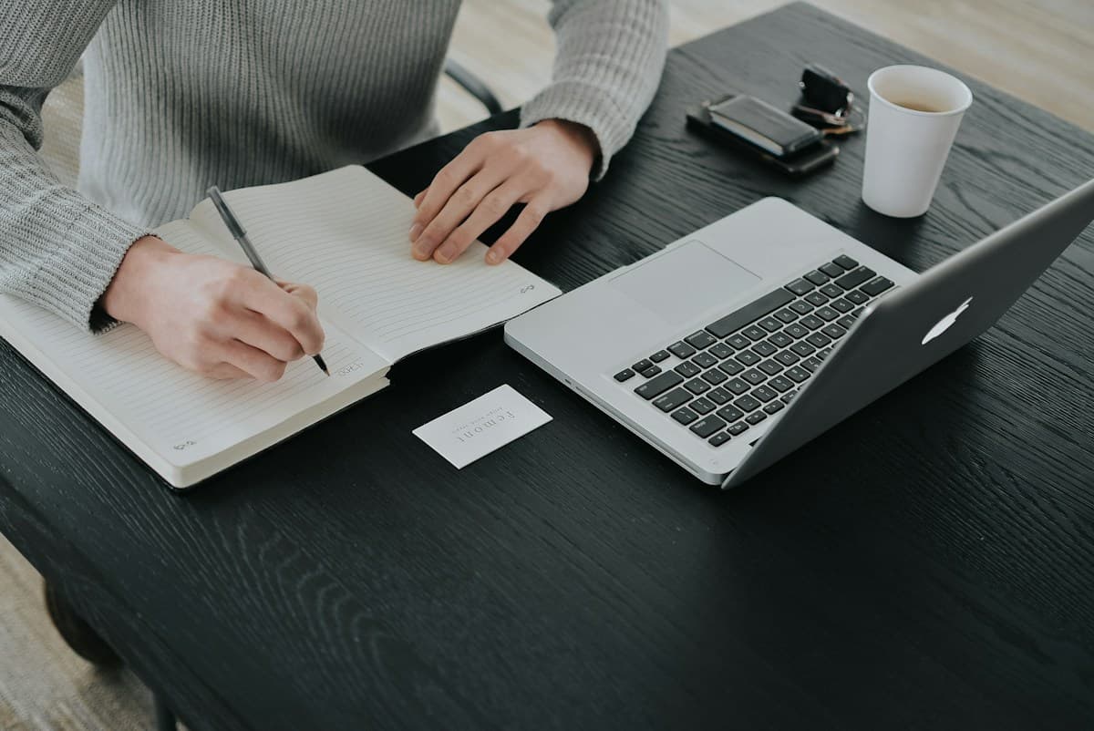 Préparation d’un projet d’entreprise avec un ordinateur et un carnet