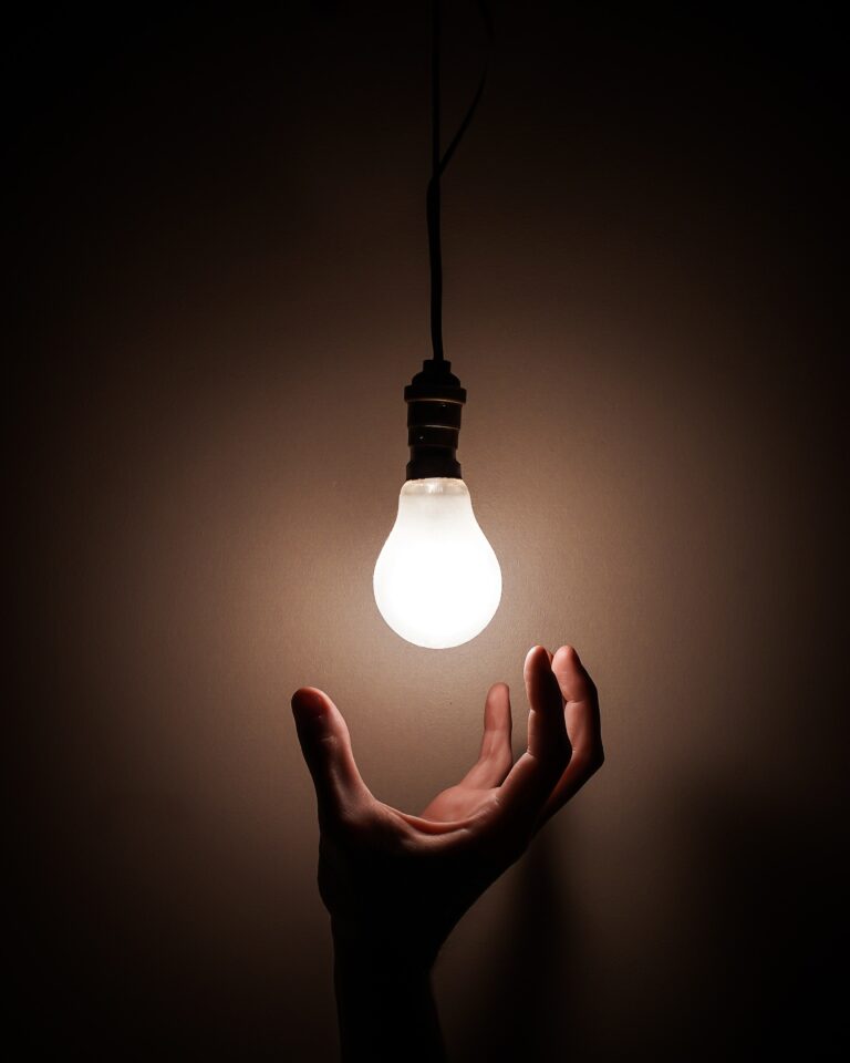 Aides « électricité » 2023 : une attestation à transmettre à votre fournisseur